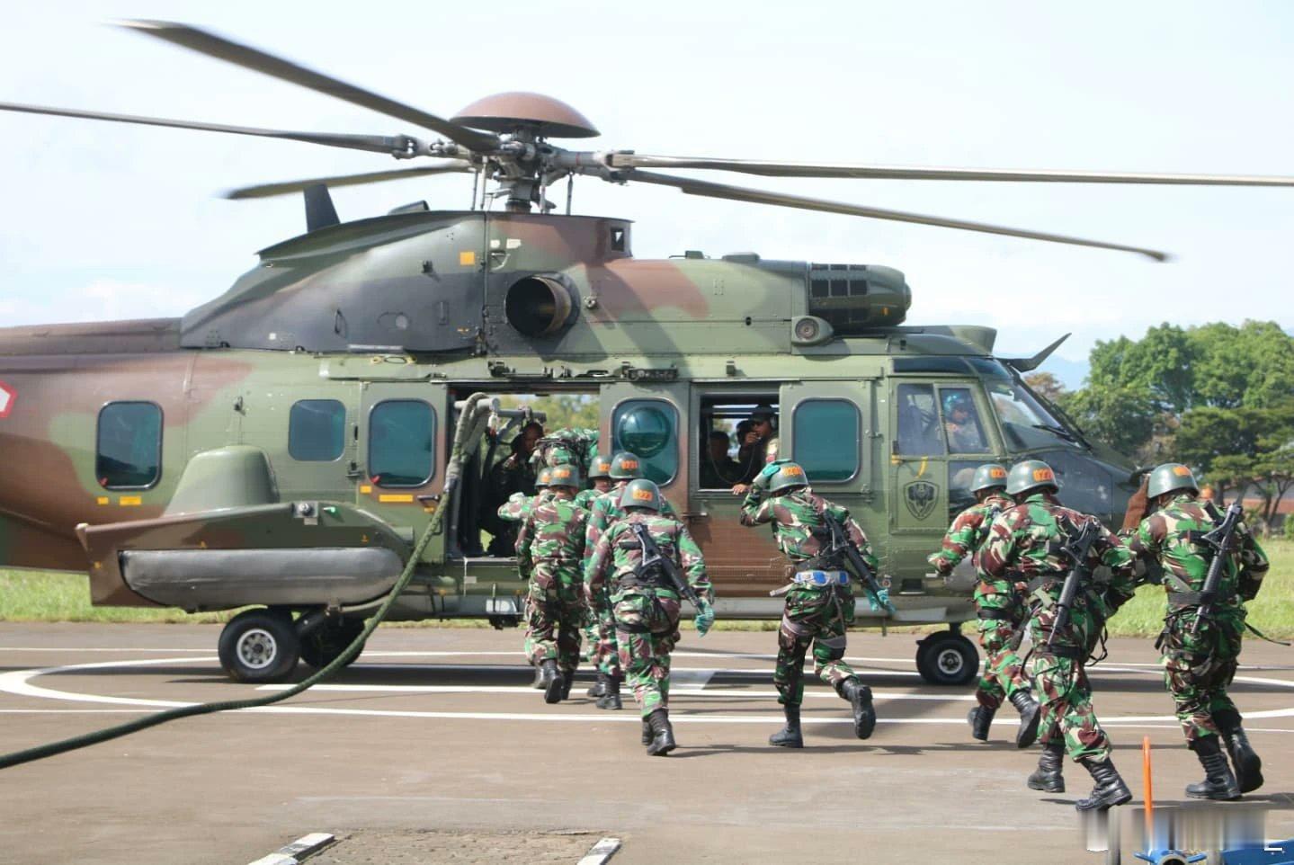 印尼空军在苏莱曼空军基地进行快速绳降训练，EC-725 “Caracal”直升机