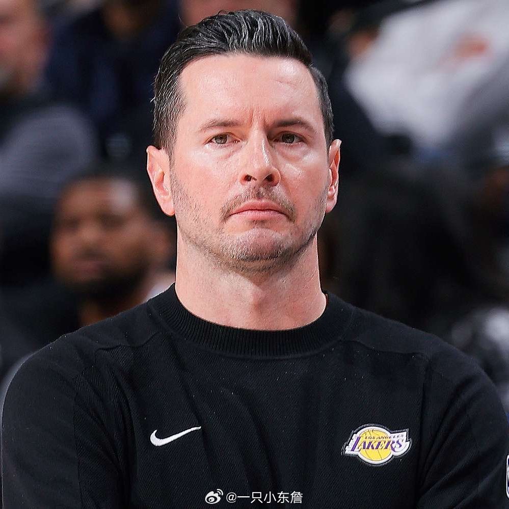 说话一套一套的雷迪克最初让湖人队的目标是获得西部第三的种子席位。但在了解了里夫斯