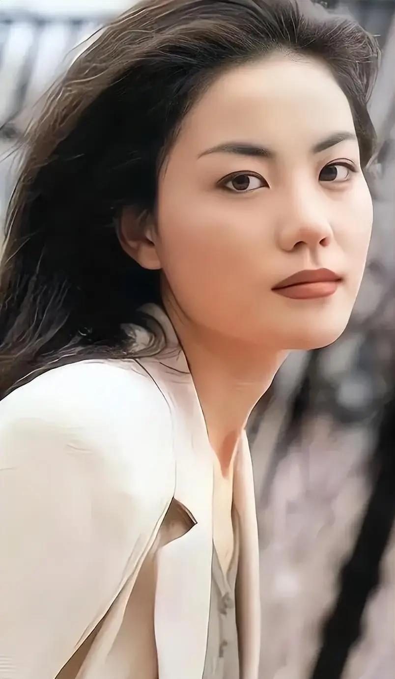 同样是从内地去香港，利智被周润发、曾志伟当着几千人的面，用蛋糕狠狠砸在脸上；刘嘉