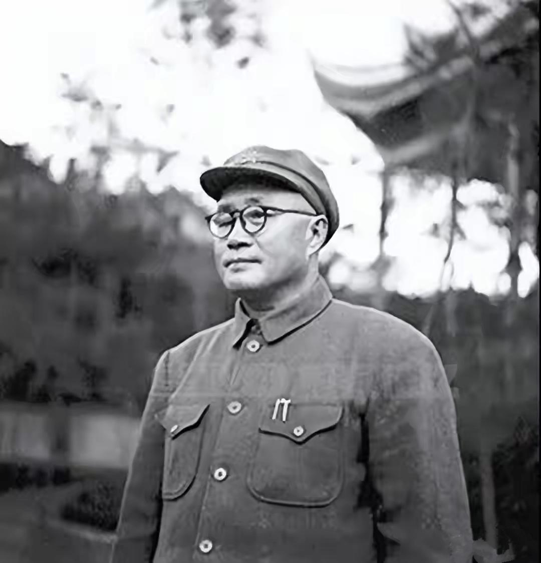 刘伯承元帅说：“我军中最懂三教九流的人，一是贺龙，二是陈赓。”
        