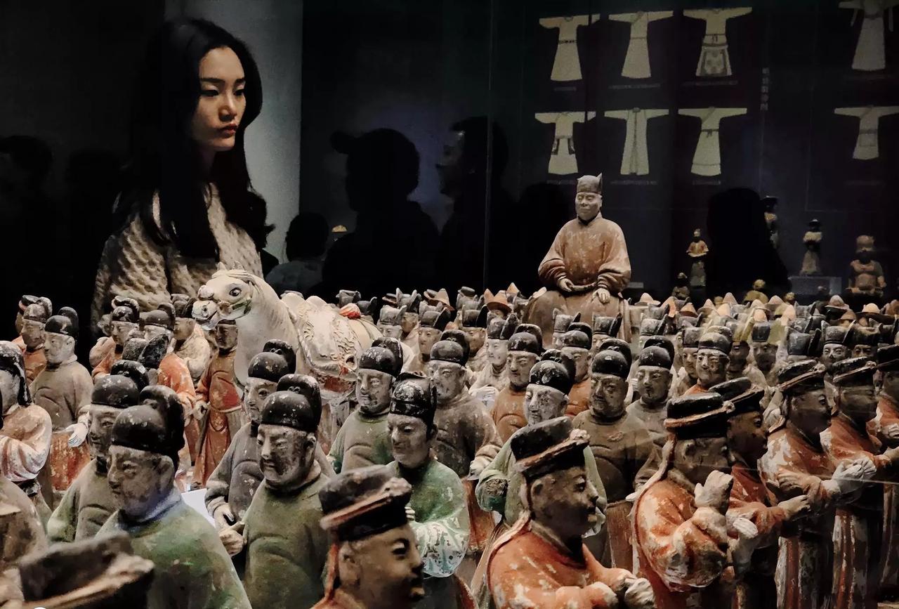 陕西历史博物馆，
明代陶俑展区前。

穿越时空的凝视，
女娲在欣赏自己的作品！