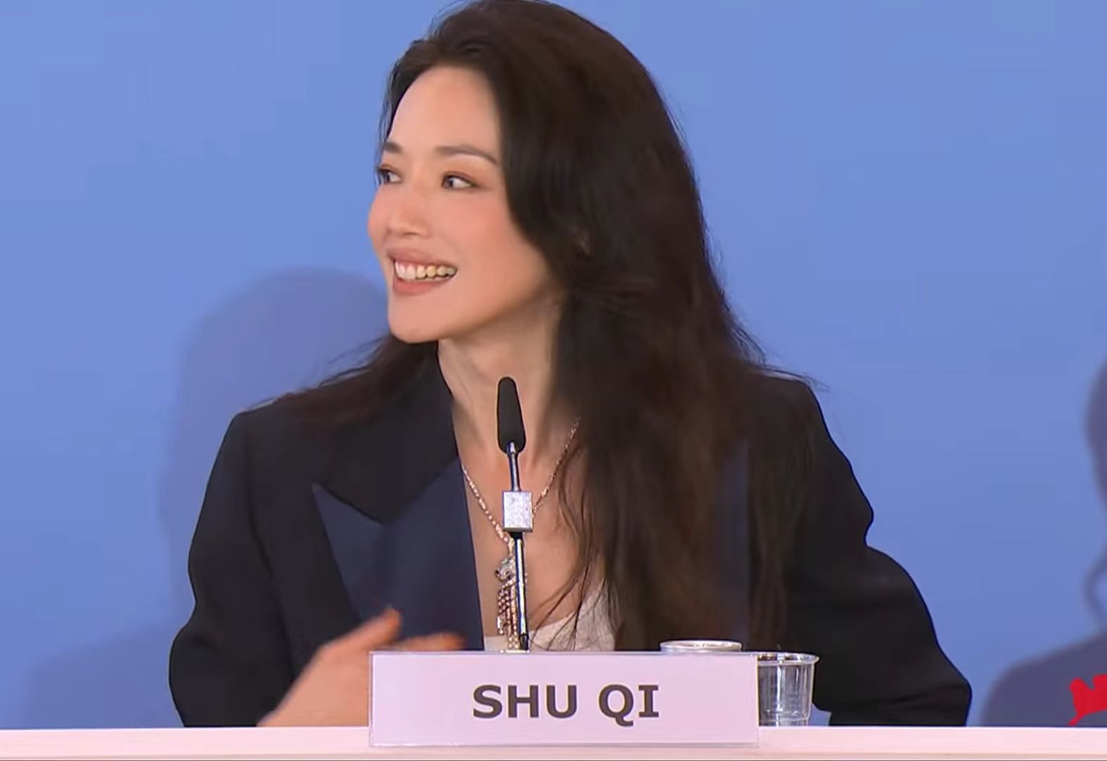 舒淇看她的主演的眼神舒淇当导演后也太暖了！威尼斯《女孩》发布会上，她望着小女主白