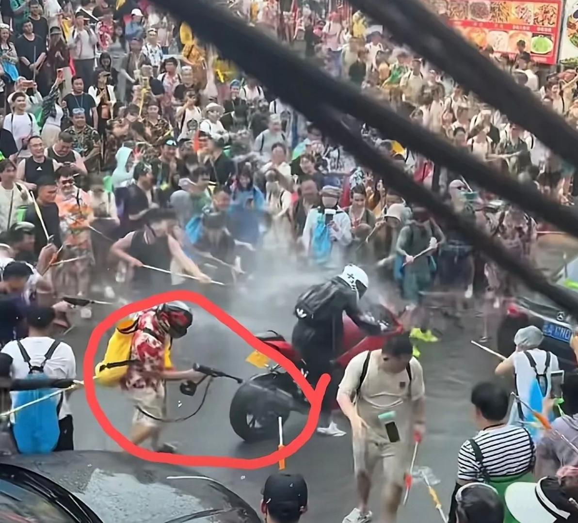 西双版纳泼水节彻底变味！官方已介入，最新进展来了。泼水节刚过完没几天，网上就炸开