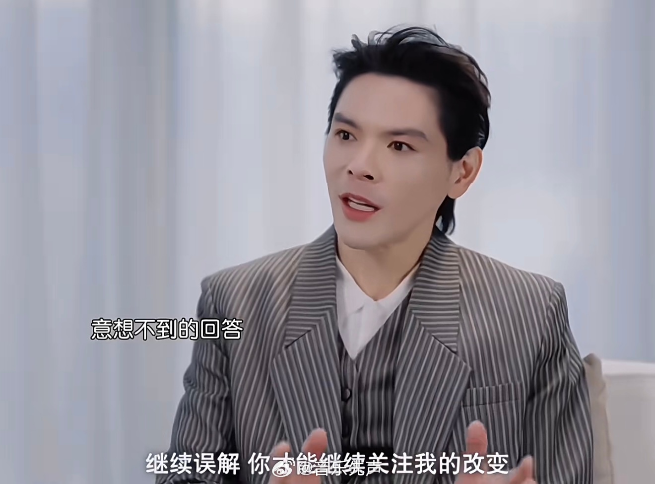 向佐应该是唯一一个被易立竟采访后，让全网人都开始喜欢的明星了。言外之易