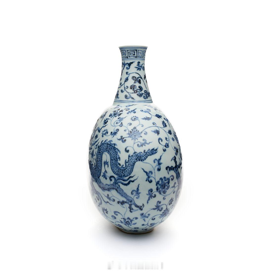 明永乐 青花龙纹天球瓶小口直颈，颈部装饰回纹边饰与缠枝花卉纹，腹部为饱满的球形，