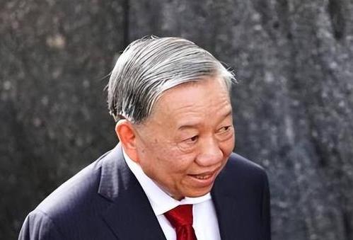 别光盯着广西修运河的新闻凑热闹，好多人压根没看懂背后真正的变局。
越南攥了几十年