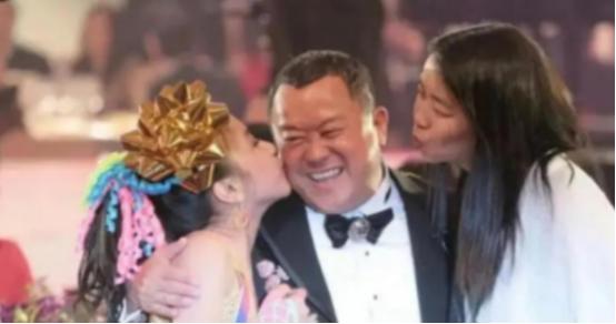 2006年，谭咏麟挖苦曾志伟：“恭喜你啊，嫁女荣升岳父。”曾志伟大怒：“你怎么还