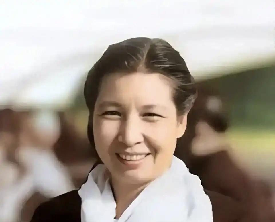 曾志在临终前拉着女儿陶斯亮的手，说了一句藏了一辈子的秘密：“我这一辈子就只爱过三