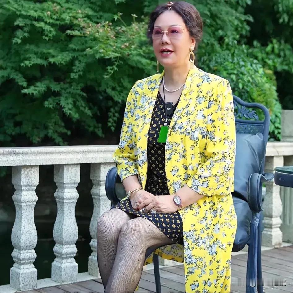 孟真才是杨仪背后的懂事女人
  自从杨仪婚内出轨找了2+1，是亏妻百财不入，亏家