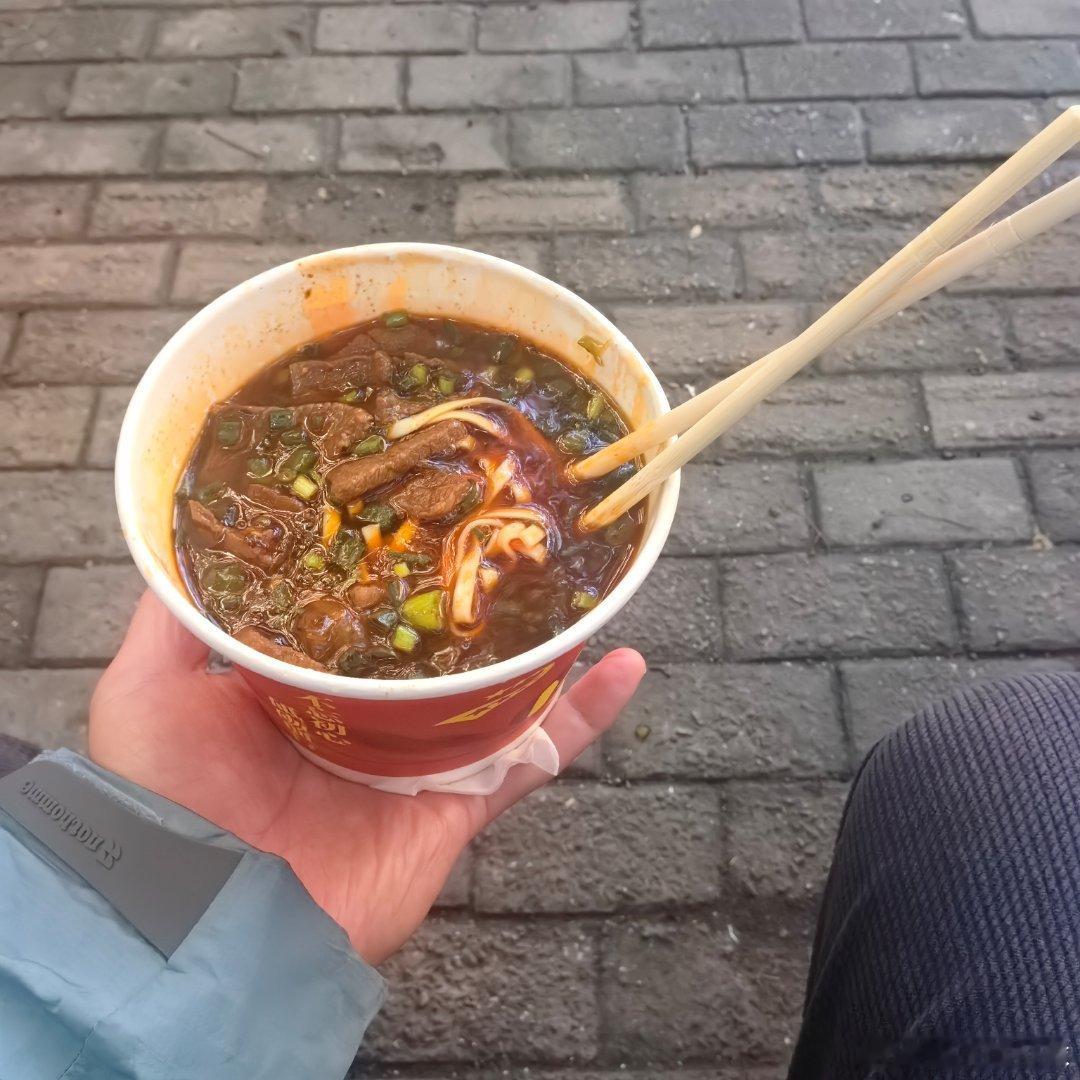 大年初四，一碗排队半小时坐在路边吃的牛肉面，香～