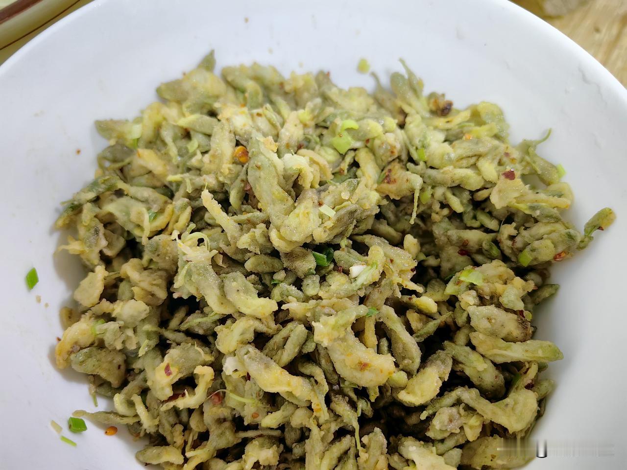 槐花麦饭今天终于吃了，将冰箱冷藏了十几天的槐花经过清洗、控干水分、拌面粉、上锅蒸