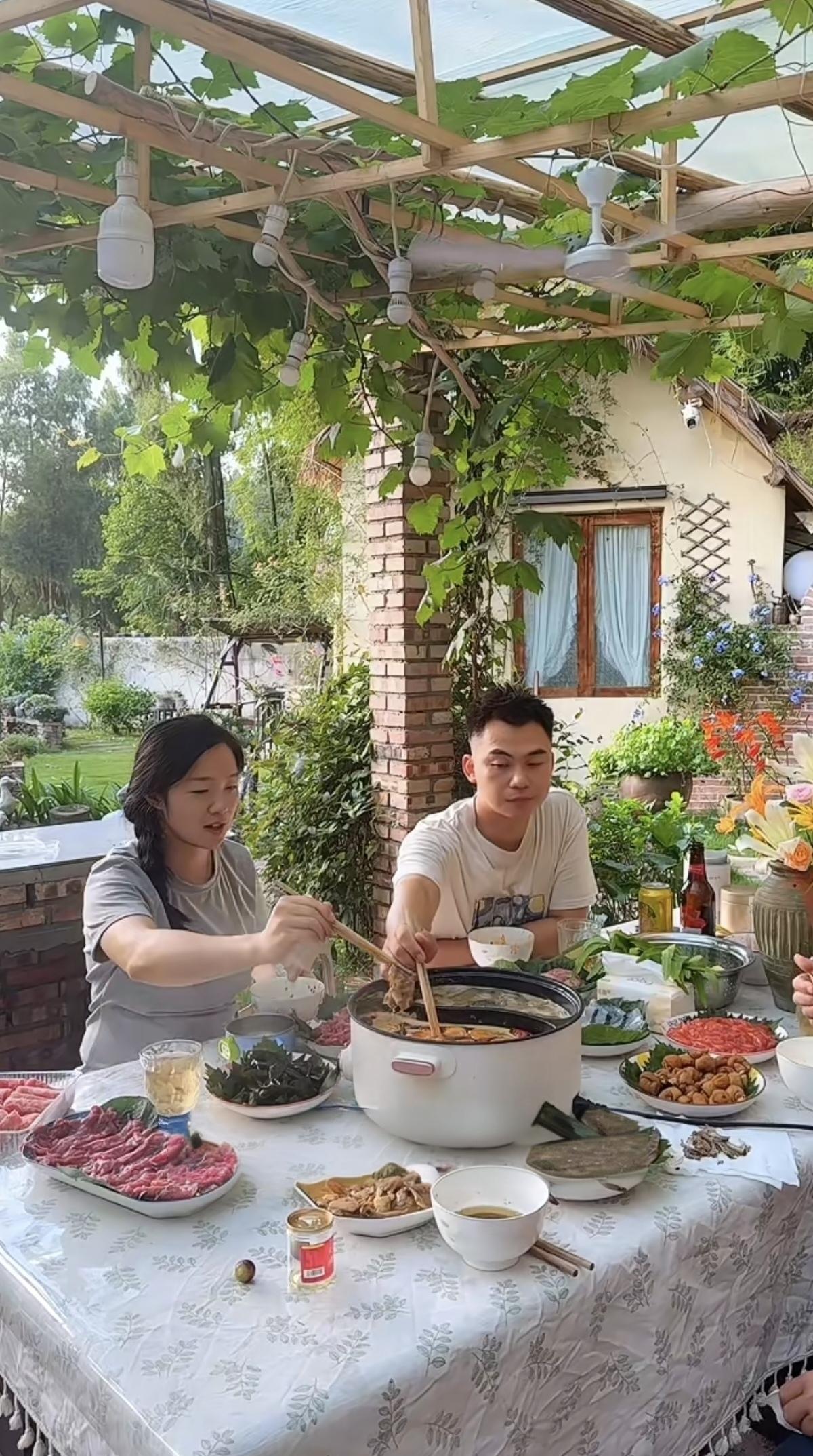 不年不节有硬菜，
有时还要点外卖。
三餐变着花样吃，
…………………………
请你