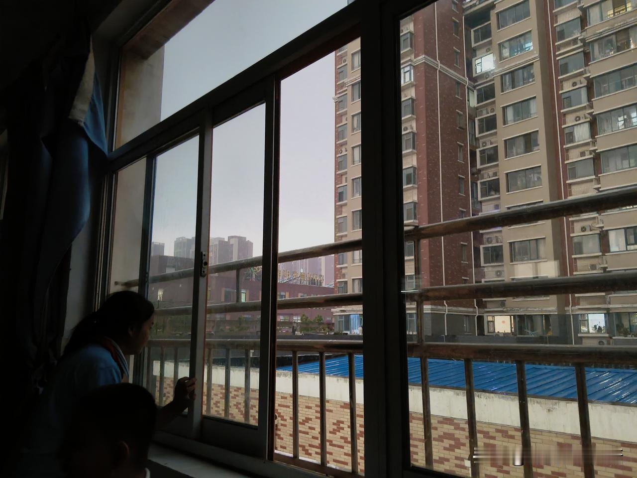 什么样的家长都有，老师心安就好。
放学时暴雨如注，班里孩子的家长，都到教室来接孩