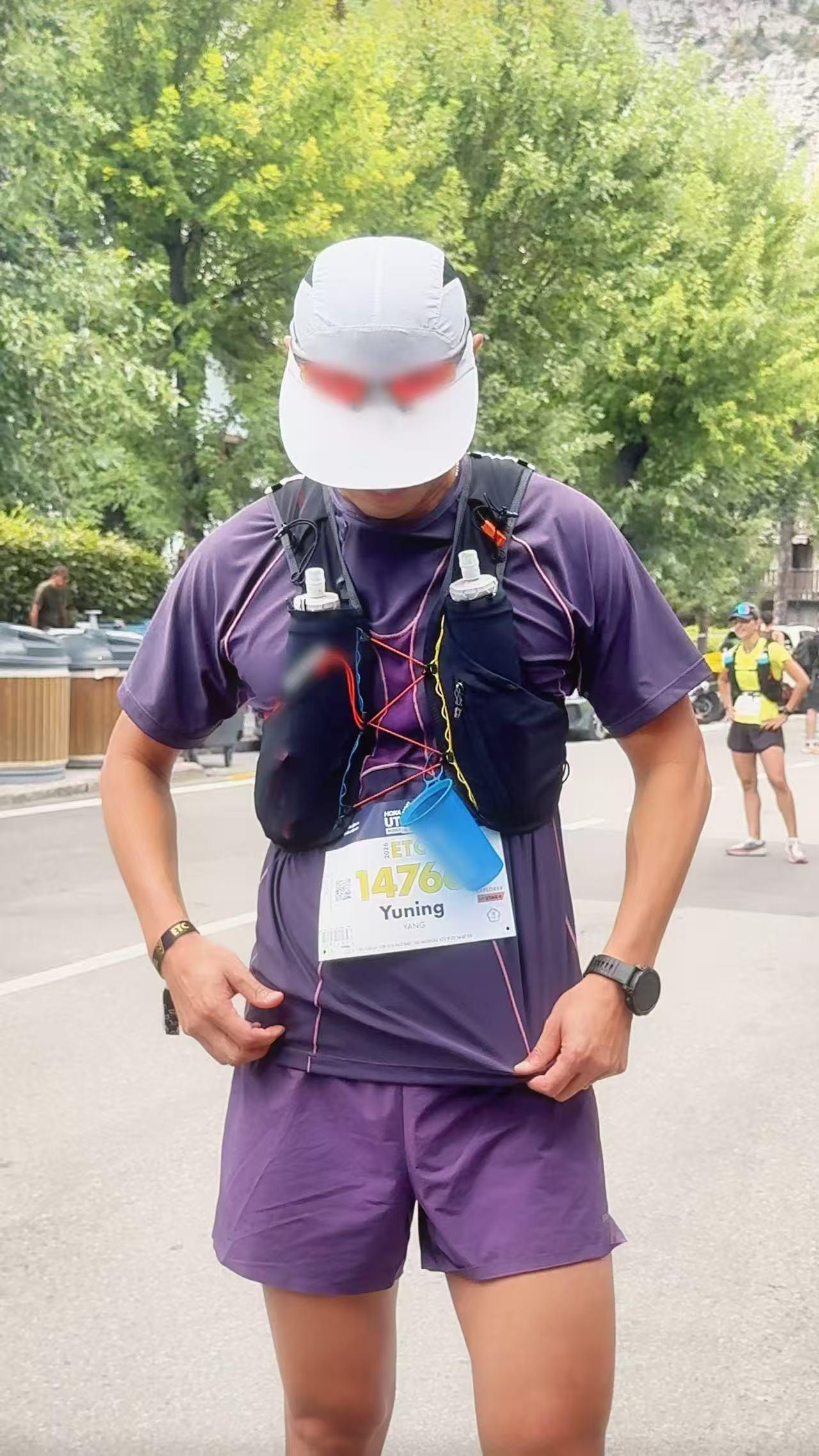 恭喜杨祐宁完成自己的首场越野跑！首野完赛背后，是耐力与意志力的双重考验。置身山野