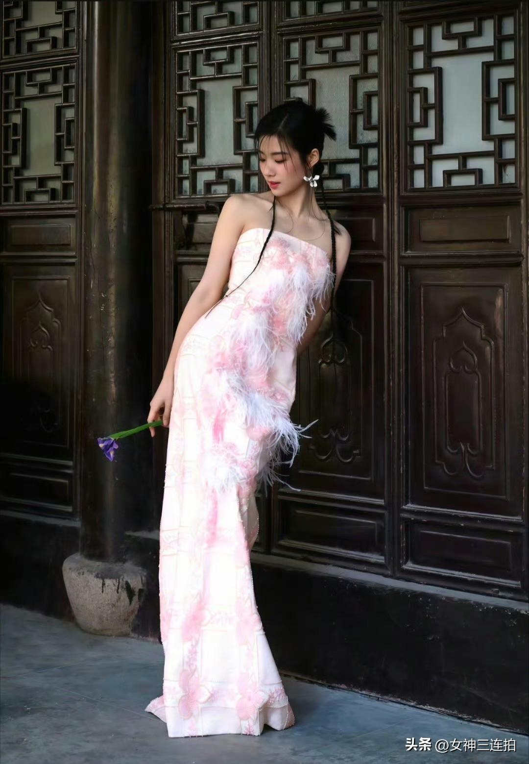 优雅旗袍与古典建筑的完美结合，尽显东方韵味！