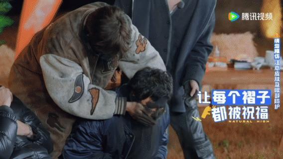 刷到沈腾满脸锅底灰的照片，我直接笑出声！那黑得均匀的模样，不了解情况的绝对以为他