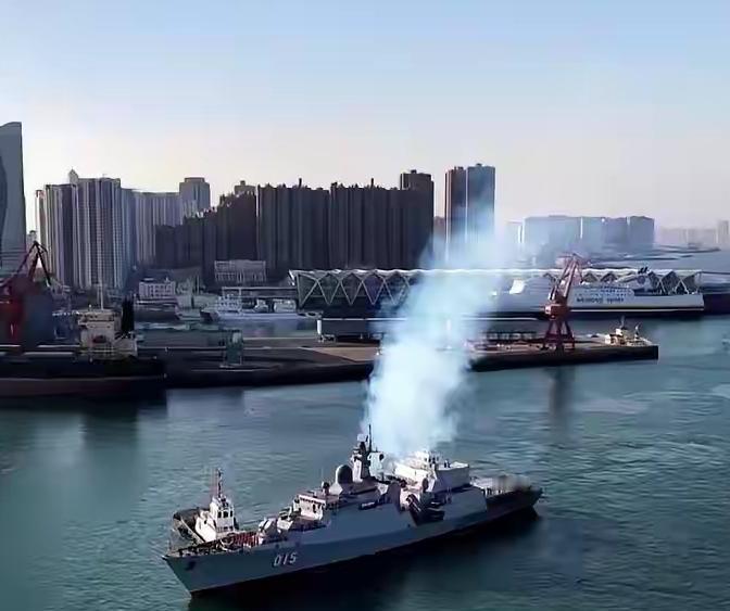 越南舰离开，“潍坊舰”上去送行，来而不往非礼也
12月1日至4日访问青岛的越南海