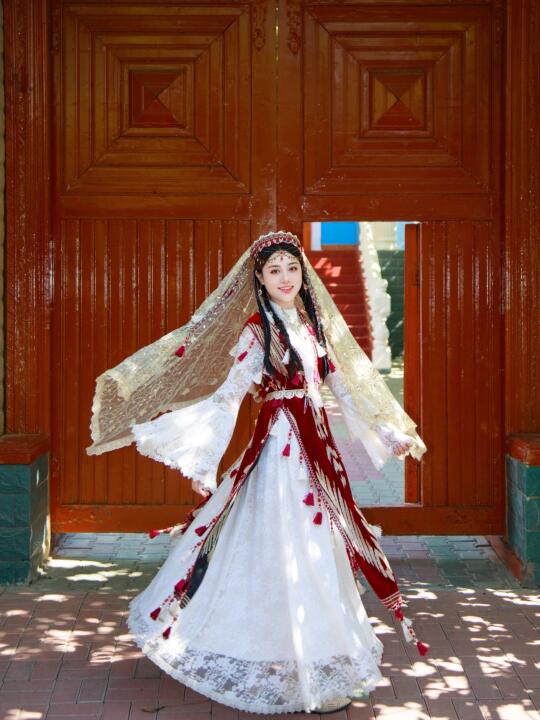 今天是维吾尔族在逃公主💃