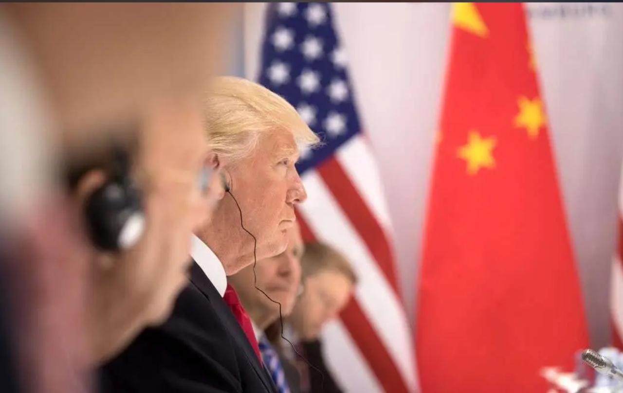 千万别天真！美国真崩了，我们非但不能躺赢，反而会直面最凶险的地缘乱局。
很多人被