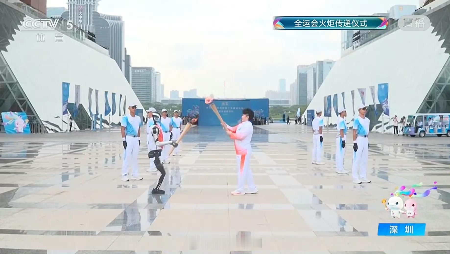 机器人火炬手[柯基][柯基]机器人当上火炬手了 第15届全运会火炬传递 ​​​