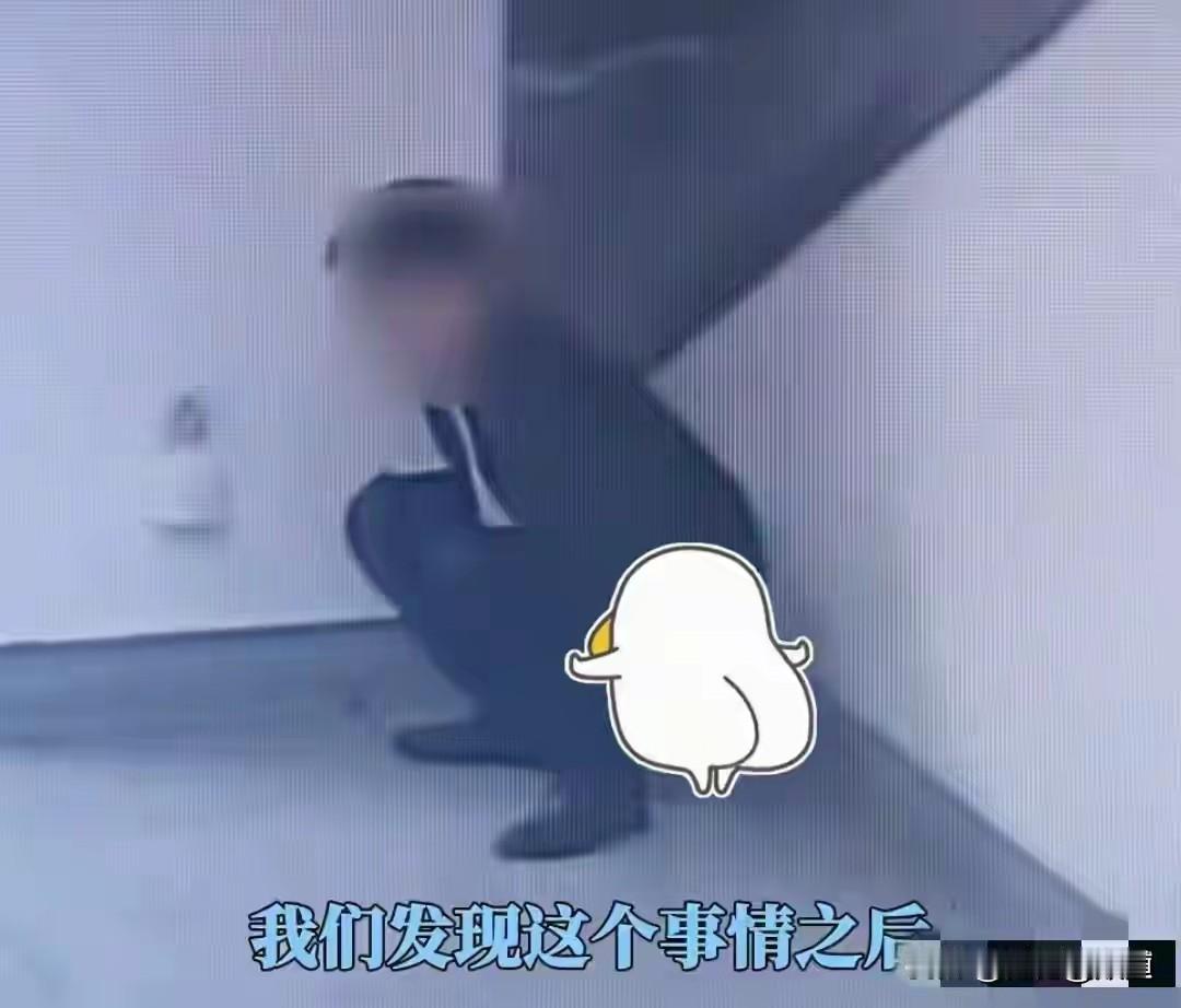 近日，广西南宁地地铁三号线总部基站内，一男子脱裤如侧，然后起身若无其事的离开。