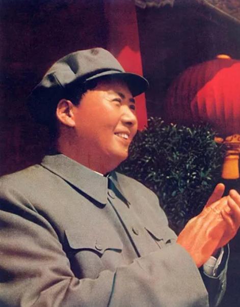 这天，毛主席正在洗澡，警卫员在给毛主席搓背正搓着，突然没忍住，放了一个又臭又响的