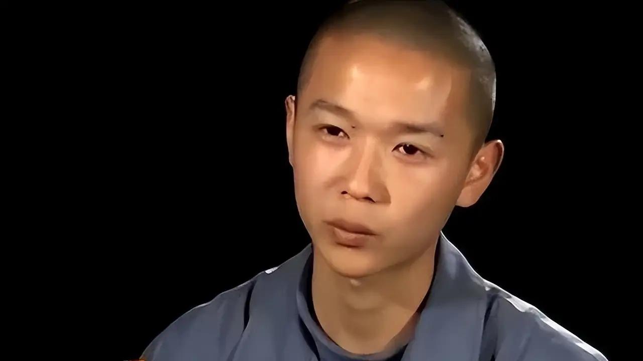 2010年，安徽一位17岁少年放学回家，撞见母亲趴在村霸身上，而父亲正蹲在一边看