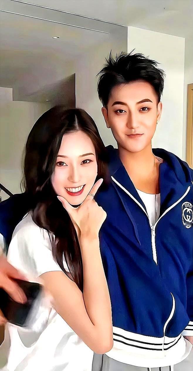 一觉醒来，黄子韬徐艺洋又双叒叕把热搜炸了！

昨晚两人同步发视频：裹着被子窝一起