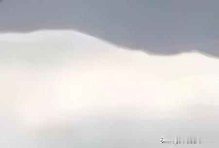 狂风巨浪中，他为救人血染礁石！家属一跪，看哭全网
近日，连云港西大堤上的风浪大得