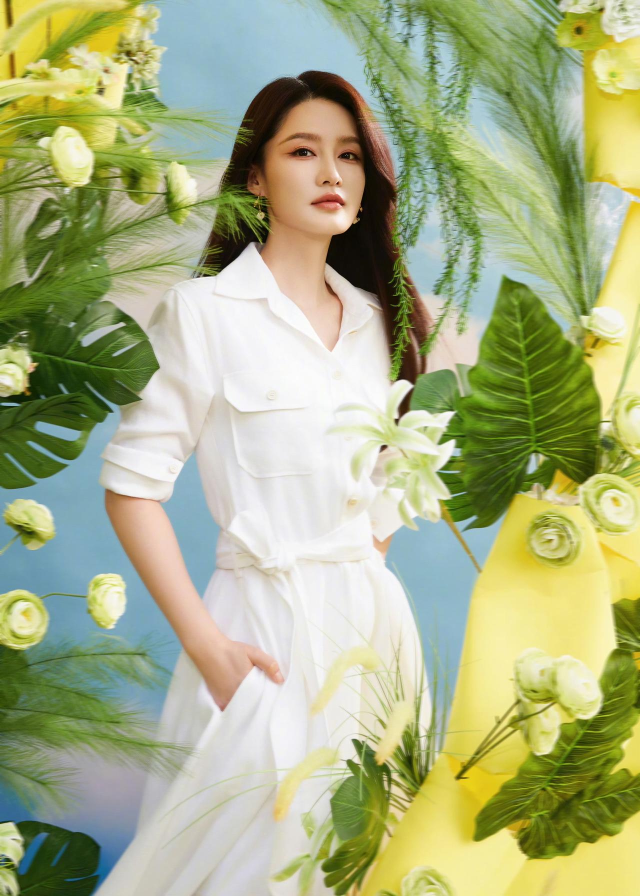 李沁受邀参加的线下活动照，身着白色衬衫式连衣裙，搭配品牌手袋、高跟鞋，妆容为白月