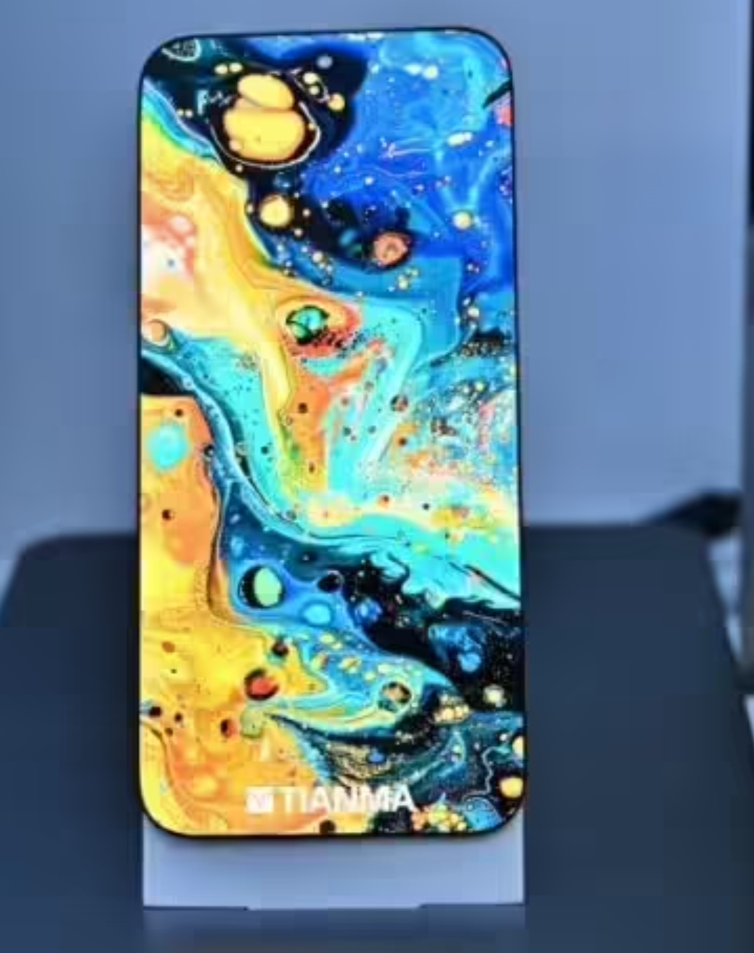 天马展出0.35毫米超超超窄边框的面板。 6.32英寸  240Hz 你猜这块屏