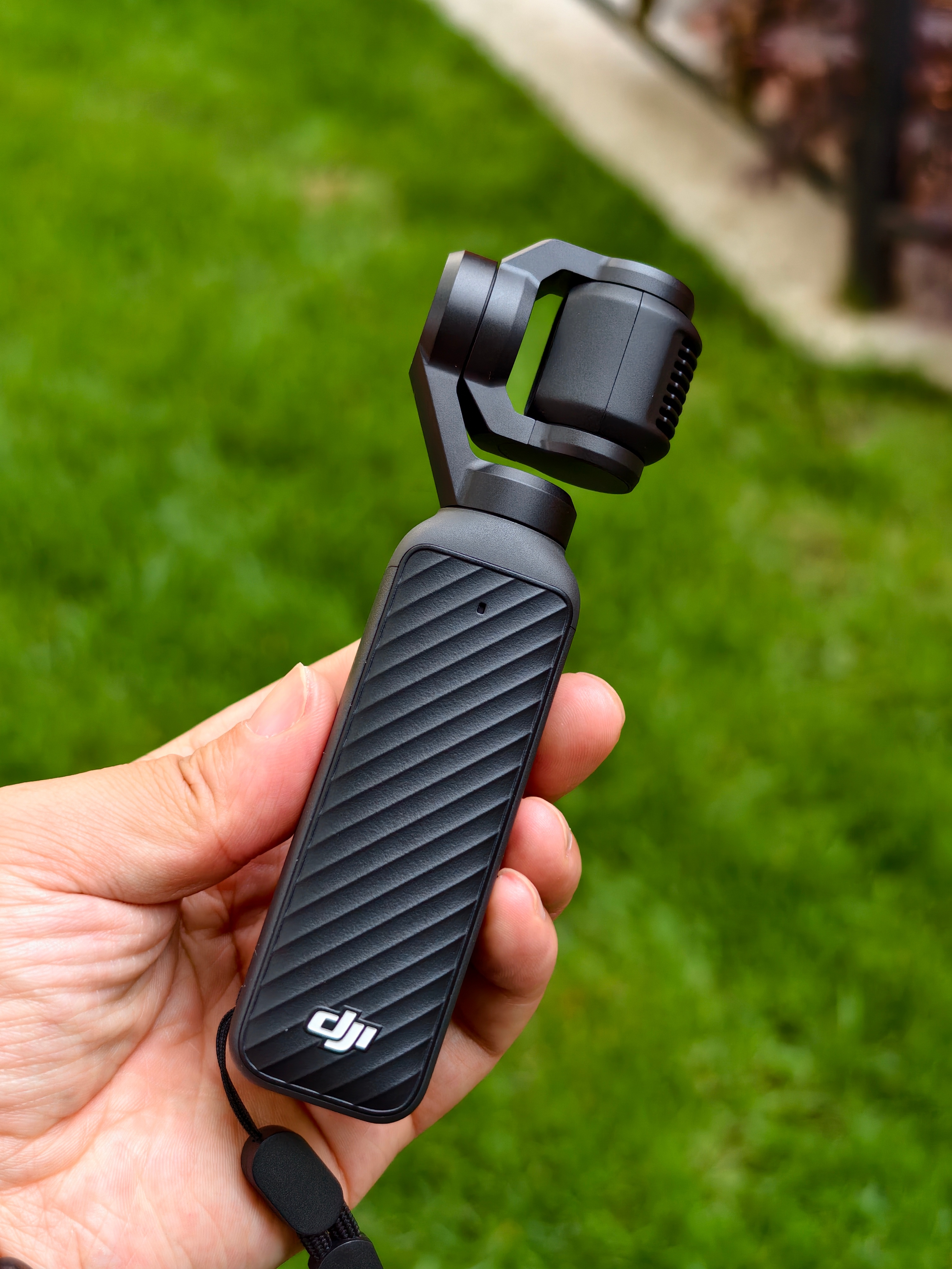 今天简单体验了一下大疆Pocket 4，说几个我觉得升级最明显的点吧。最直观的就