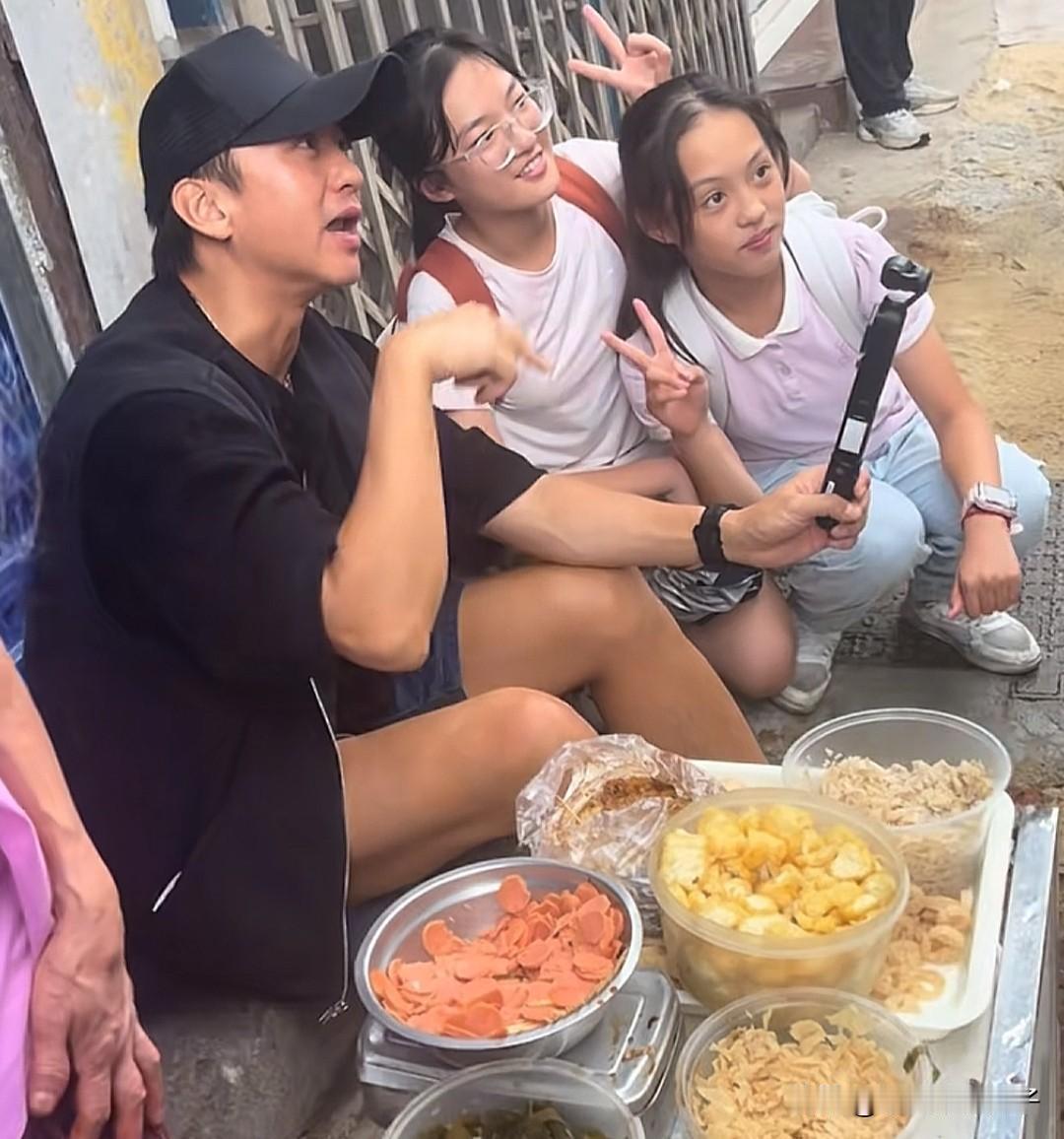 看到邓超与路人合影聊天，才明白孙俪好有眼光！
9月1日，邓超上了热搜，这一次，可