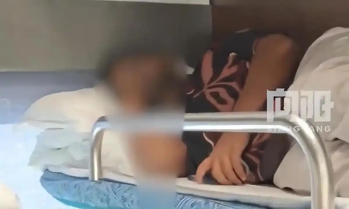 一女子在网上吐槽，自己买卧铺坐火车，可上个厕所的功夫，回来就发现床位被一名印度人