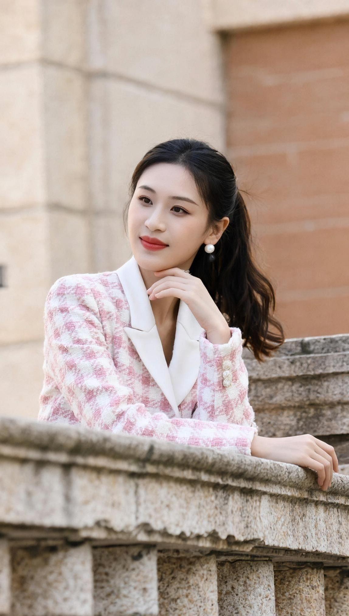 粉格衫轻裹软风，
发梢随日晃玲珑。
石阶偷把秋留住，
都在梨涡一点红。

秋日光