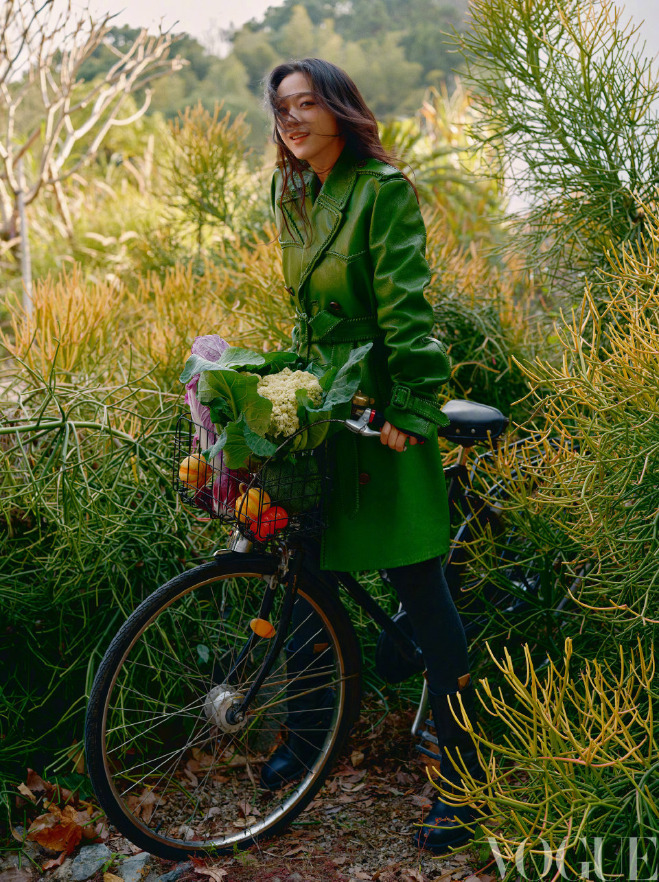 劳作与收获，来自汤唯与Vogue China四月刊分享的喜悦。以松弛、本真的姿态