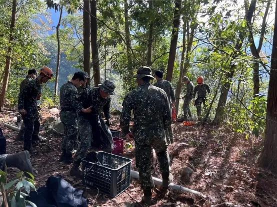 【瞧瞧台军特种兵这点出息】台媒报道，1月19日深夜，台陆军航空特战指挥部的一名2