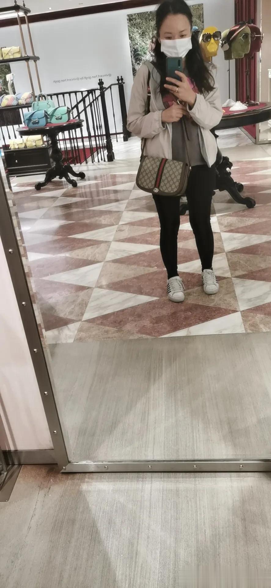 今天接到好几位姐妹和好友打来电话问候，问我在香港好不好，疫情好些没，都说想我了[