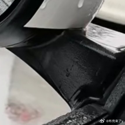 车行如蜗，雨幕重重心随车缓，静待通途 🚗🌧️ 