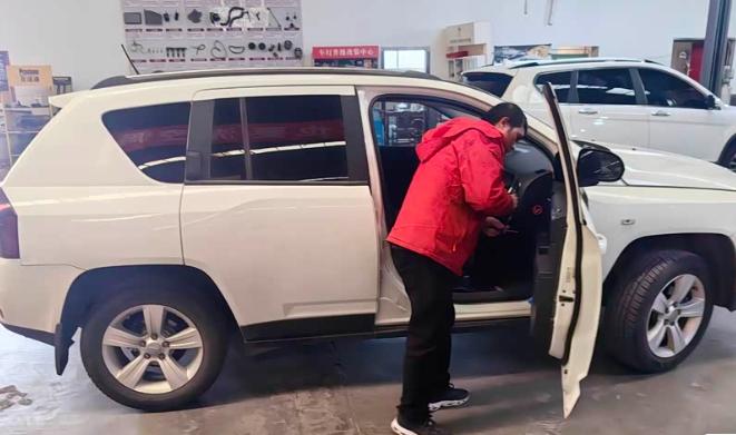 我的这一个指南者都已经跑了接近30万。虽然很皮实，但是副驾驶车窗却突然出现问题，