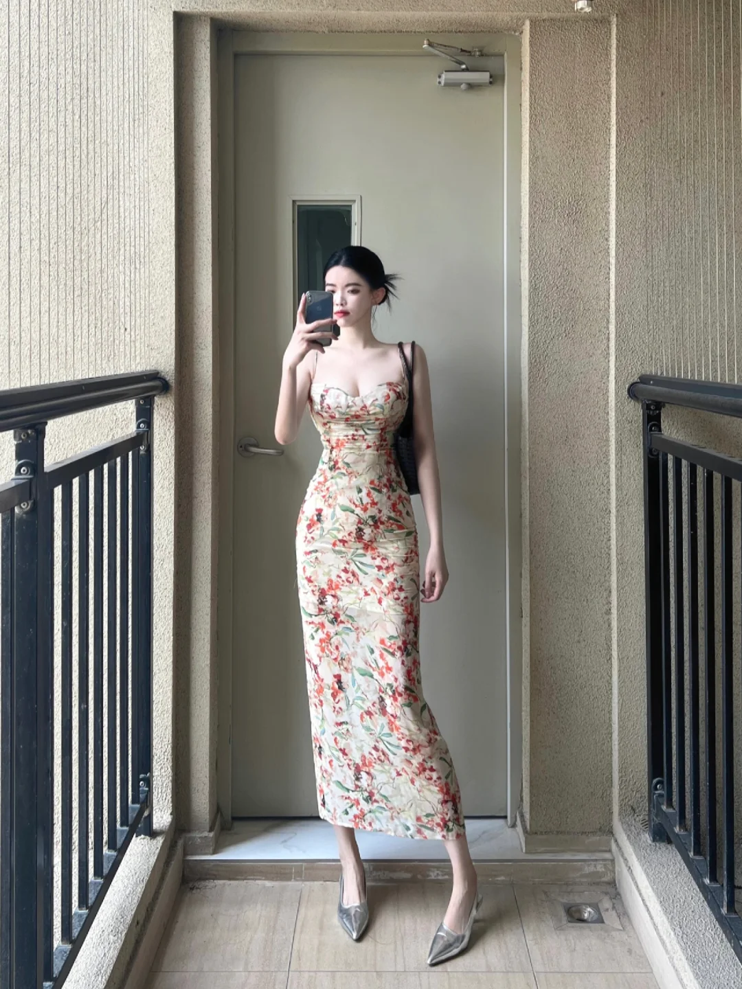 把夏天的碎花穿在身上变成裙子！