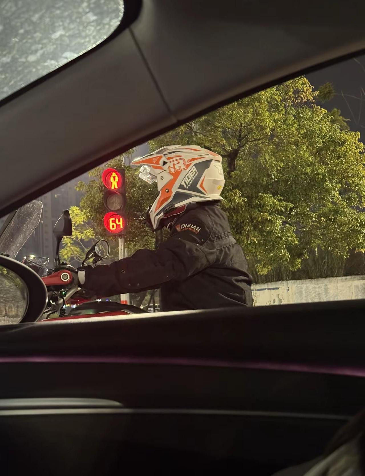 南宁楞塘村路口遇到一个小哥哥，广大网友能不能帮我捞一下文明骑行