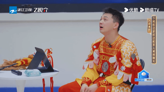 网红上演综演哭了所有导师 果然不是表演是真诚最能打动人，在五指山下接受游客投喂的