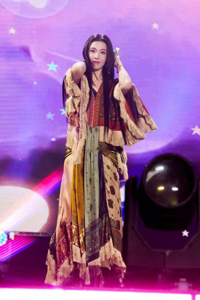 张柏芝演唱会状态 张柏芝青岛演唱会全程在线，明媚自信松弛自然，状态好到让人完全忘
