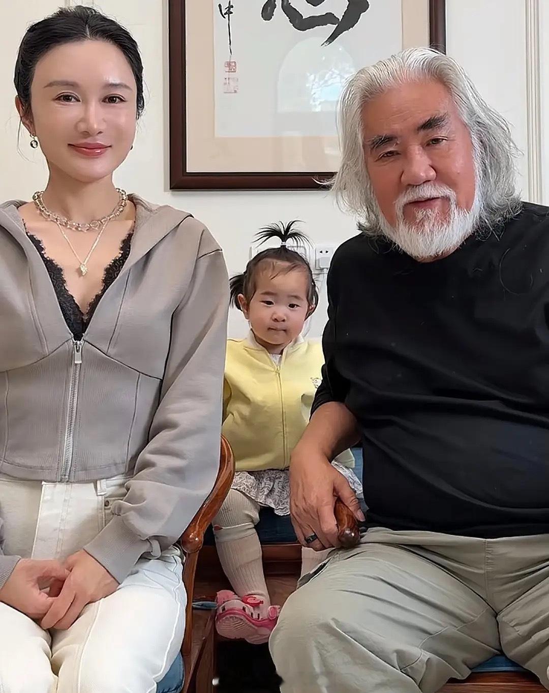 张纪中带着老婆和1岁5个月女儿拍视频，小龙珠扎三个小辫子，穿着可爱裙装，脸颊胖乎