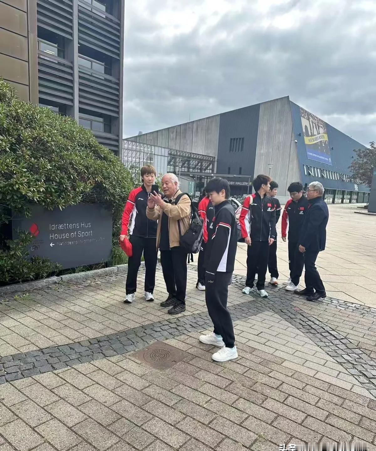 谁能想到，赛场上的大魔王怕踩井盖。

那个眼神凌厉的世界冠军，私下里竟如此真实可