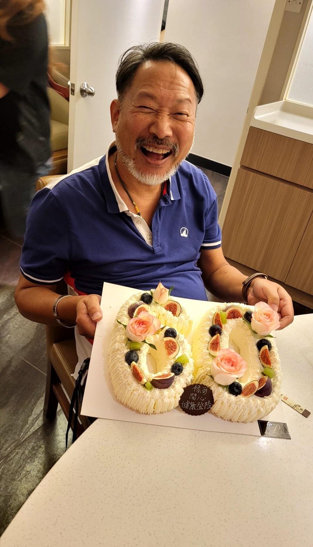 他以前在香港TVB拍了几十年电视剧，一般都是饰演绿叶角色，最让人熟悉就是在古天乐