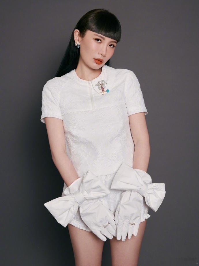 魏如萱男友前女友回应魏如萱道歉 据台媒，魏如萱官宣与小21岁男友Ian恋情后，男