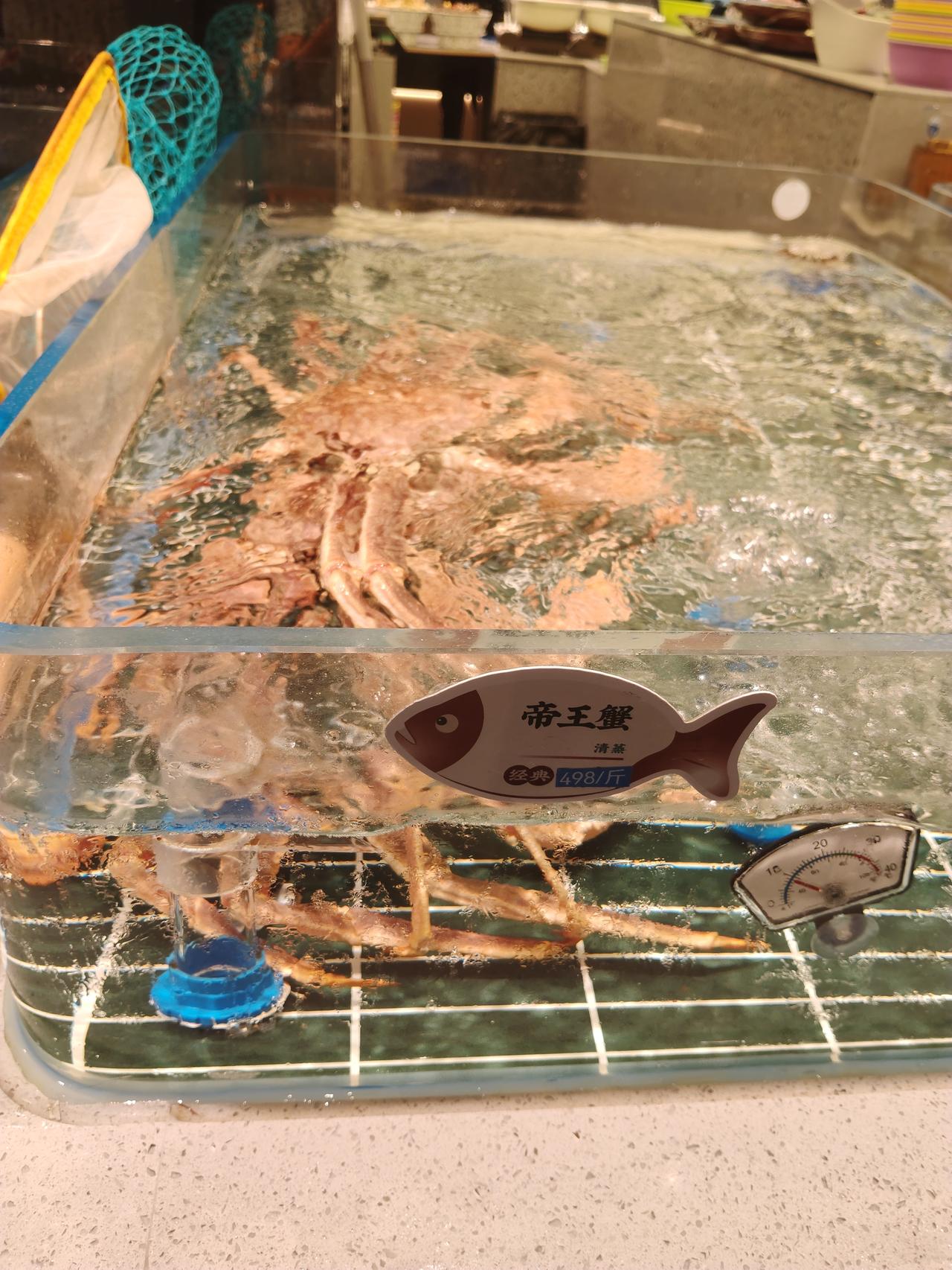 遥远的帝王蟹。

几天前，我和老板一起去一家酒店吃饭。这家酒店是以海鲜为主的酒店