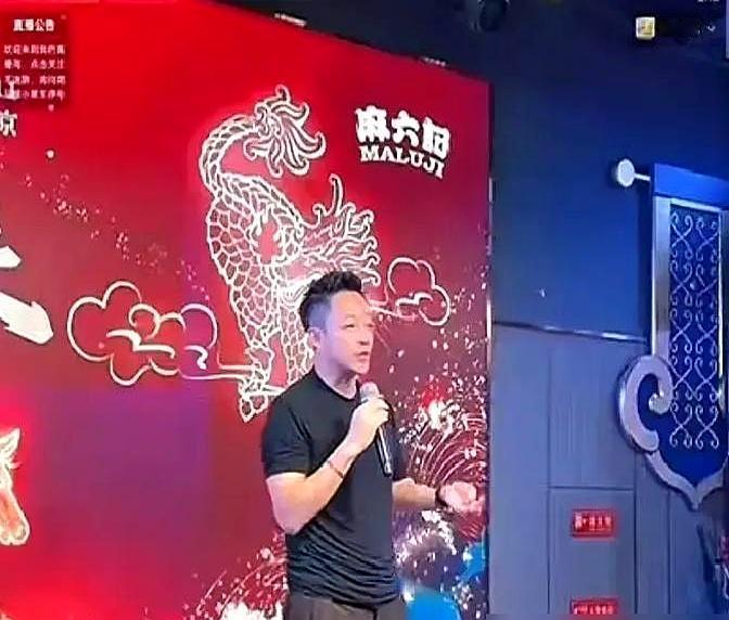 25亿身家老板，被妈一句话喊起立罚站。
 
酒桌上正谈笑风生，张兰一个眼神扫过来